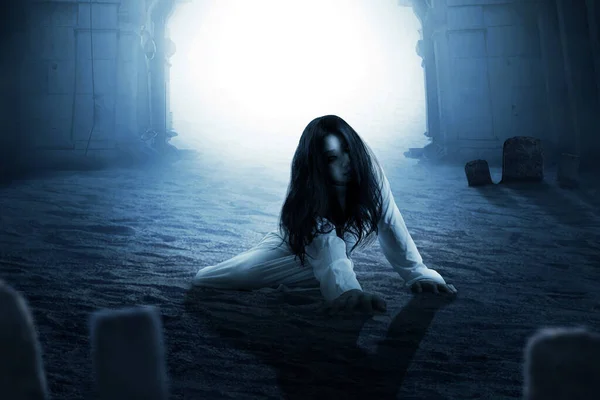 Mujer Fantasma Asustadiza Arrastrándose Con Fondo Cementerio Concepto Halloween —  Fotos de Stock