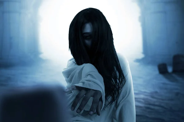 Skrämmande Spökkvinna Krypa Med Kyrkogård Bakgrund Halloween Konceptet — Stockfoto