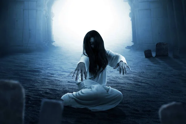 Mujer Fantasma Asustadiza Arrastrándose Con Fondo Cementerio Concepto Halloween — Foto de Stock