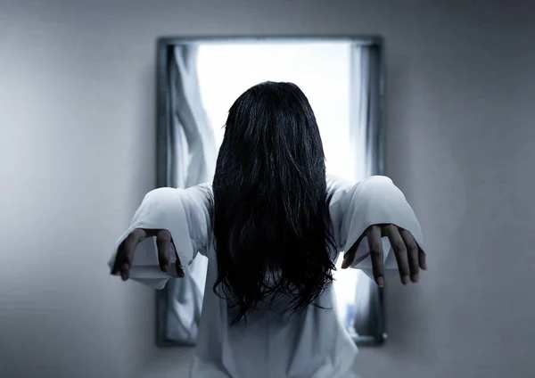 可怕的鬼女人站在被遗弃的房子里 万圣节的概念 — 图库照片