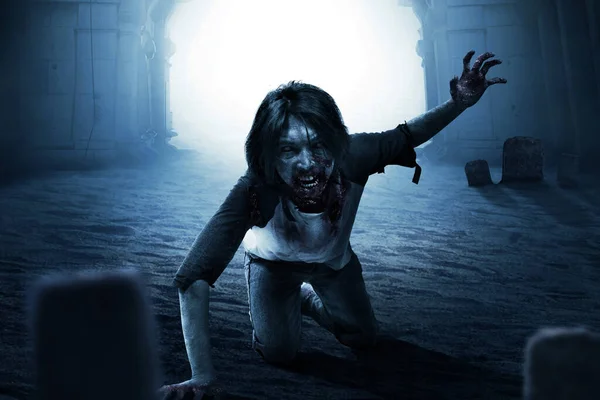 Enge Zombie Met Bloed Wond Zijn Lichaam Kruipend Het Kerkhof — Stockfoto