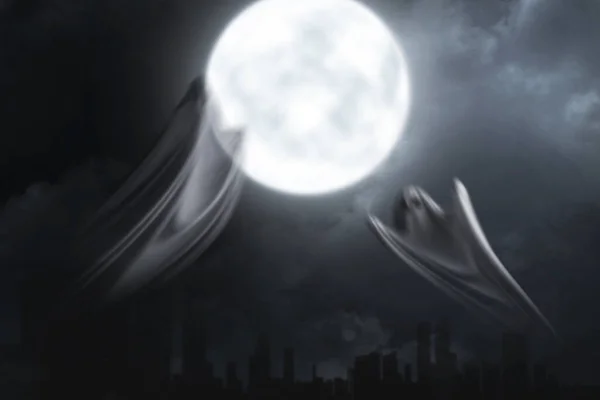 Λευκό Φάντασμα Που Στοιχειώνει Φόντο Νυχτερινής Σκηνής Απόκριες — Φωτογραφία Αρχείου