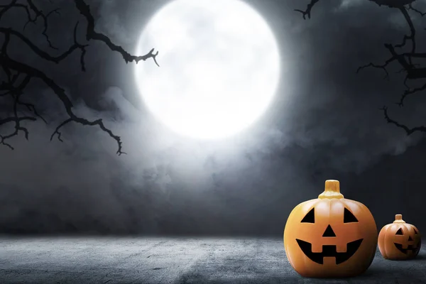 Jack-o-Laterne auf dem Betonboden mit Rauch und nächtlichem Hintergrund — Stockbild Jack Laterne Auf Dem Betonboden Mit Rauch Und Nächtlichem Hintergrund — Stockfoto