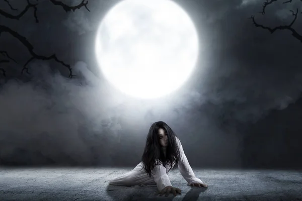 Gruselige Geisterfrau Kriecht Mit Nächtlichem Szenenhintergrund Halloween Konzept — Stockfoto