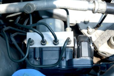 Motor vagonunun ayrıntıları arabanın kaputunda.