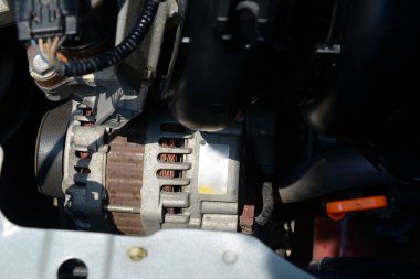 Motor vagonunun ayrıntıları arabanın kaputunda.