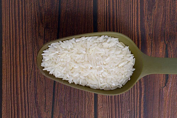 Arroz Não Cozido Uma Colher Com Fundo Madeira — Fotografia de Stock