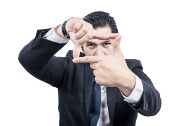 Asyalı işadamı elleri beyaz arka planda kapalı çerçeve yapıyor