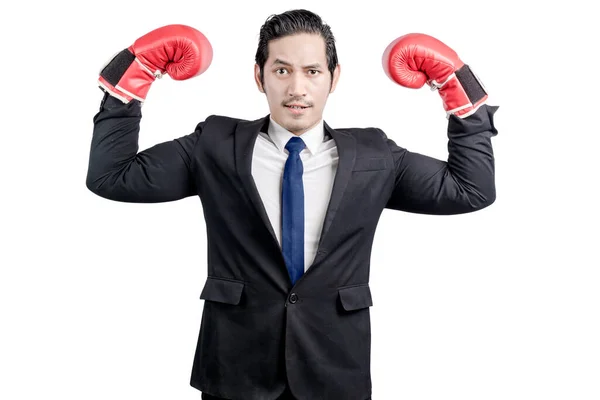 白い背景に隔離された赤いボクシングの手袋を持つアジアのビジネスマン — ストック写真