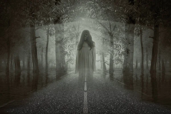 Τρομακτική Γυναίκα Φάντασμα Στέκεται Φόντο Σκηνή Νύχτα Απόκριες — Φωτογραφία Αρχείου
