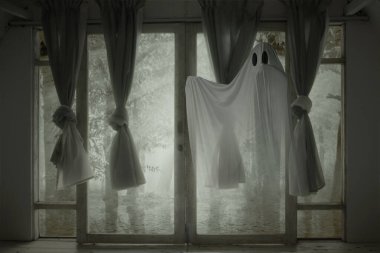 Terk edilmiş eve musallat olan beyaz hayalet. Cadılar Bayramı konsepti