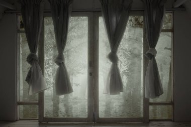 Perdeleri perdeli, perdeli, perdeli, perdeli bir evde.