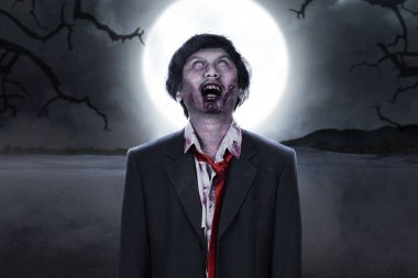 Vücudunda kan ve yara olan korkunç bir zombi.