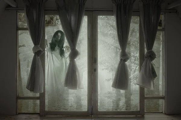 Τρομακτική Γυναίκα Φάντασμα Στέκεται Μπροστά Από Παράθυρο Εγκαταλελειμμένο Σπίτι Απόκριες — Φωτογραφία Αρχείου
