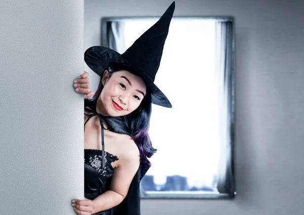 Femme Sorcière Asiatique Avec Chapeau Debout Avec Une Planche Vide — Photo