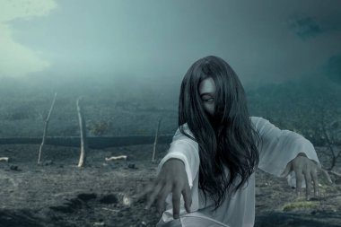 Gece sahne geçmişiyle sürünen korkunç hayalet kadın. Cadılar Bayramı konsepti