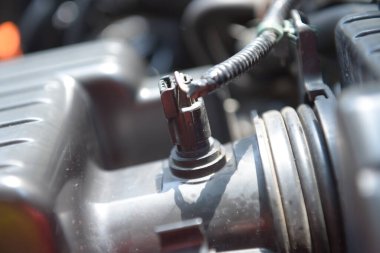 Motor vagonunun ayrıntıları arabanın kaputunda.