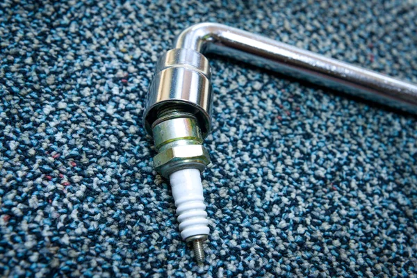 Spark Plug Com Alça Chave Tapete — Fotografia de Stock