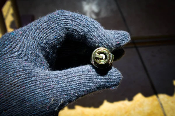 Hand Mit Handschuh Hält Zündkerze Mit Verschwommenem Hintergrund — Stockfoto