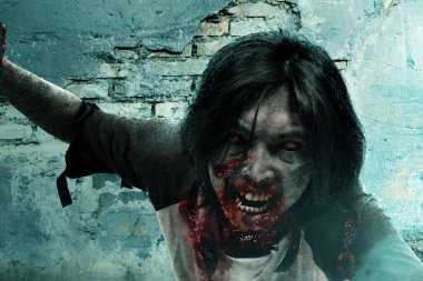 Korkunç bir zombi. Vücudunda kan ve yara var. Duvarda çatlak bir arka plan var.