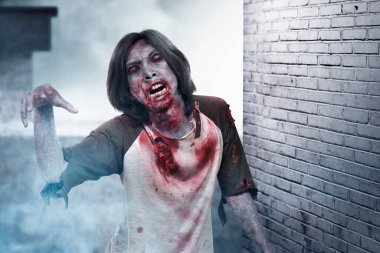 Vücudunda kan ve yara olan korkunç bir zombi terk edilmiş binada yürüyor.