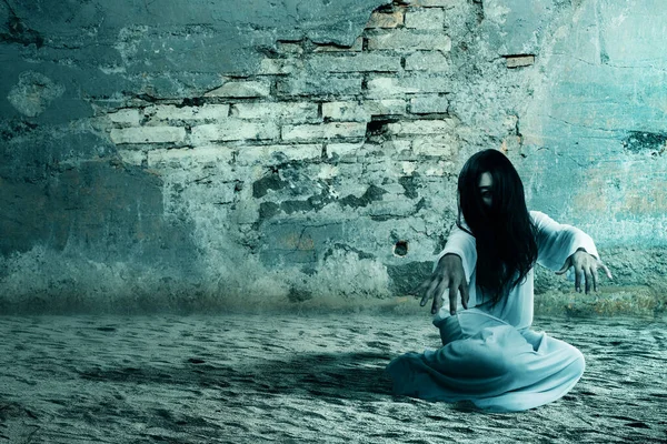 Τρομακτική Γυναίκα Φάντασμα Σέρνεται Ραγισμένο Φόντο Στον Τοίχο Απόκριες — Φωτογραφία Αρχείου