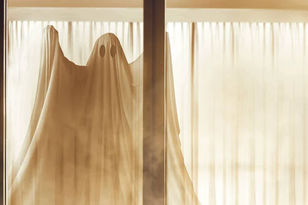 Fantasma Branco Assombrar Casa Abandonada Conceito Halloween — Fotografia de Stock