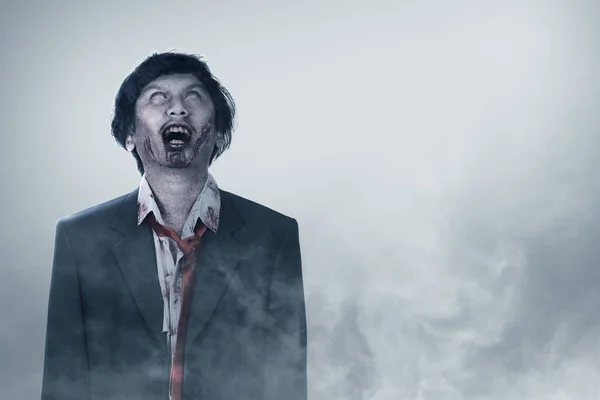 Zumbi Assustador Com Sangue Ferida Seu Corpo Nevoeiro — Fotografia de Stock