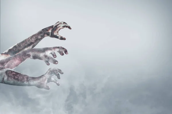 Zombie Χέρι Αίμα Και Πληγή Στην Ομίχλη — Φωτογραφία Αρχείου