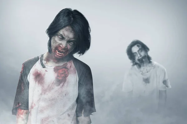 Gruseliger Zombie Mit Blut Und Wunden Körper Der Nebel Steht — Stockfoto