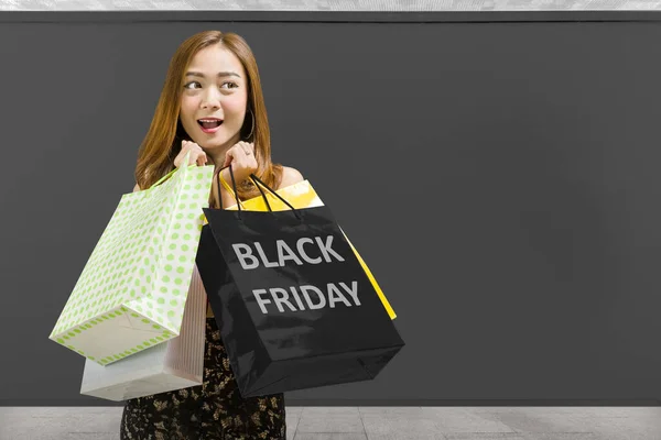 Asiatin Mit Einer Einkaufstasche Vor Schwarzem Hintergrund Black Friday Konzept — Stockfoto