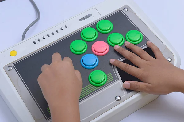 Hand Spelen Van Oude Joystick Controller Met Witte Achtergrond — Stockfoto
