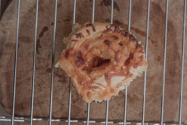 Biten Pizza Facket Med Trä Bakgrund — Stockfoto