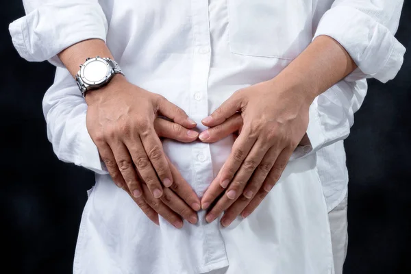 Embarazada Pareja Tocando Vientre Mostrando Símbolo Del Corazón Con Mano — Foto de Stock