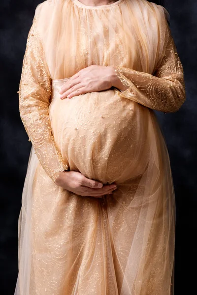 Mulher Grávida Vestido Mantém Mãos Barriga Com Fundo Preto — Fotografia de Stock