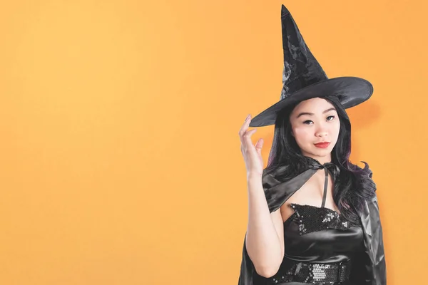 Asiatico Strega Donna Con Cappello Piedi Con Colore Sfondo — Foto Stock