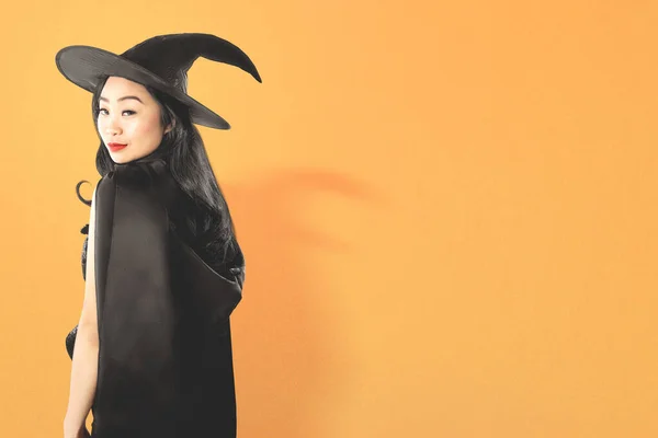 Asiatique Sorcière Femme Avec Chapeau Debout Avec Fond Coloré — Photo