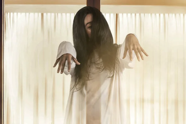 Gruselige Geisterfrau Steht Dem Verlassenen Haus Halloween Konzept — Stockfoto