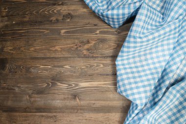 Mavi kareli masa örtüsü ya da tahta masa arkaplanı olan peçetenin üst görüntüsü. Uzayı kopyala Ekim Festivali kavramı. Bavyera Alman kültür festivali dekorasyon sembolü