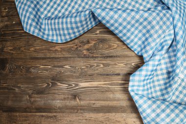 Mavi kareli masa örtüsü ya da tahta masa arkaplanı olan peçetenin üst görüntüsü. Uzayı kopyala Ekim Festivali kavramı. Bavyera Alman kültür festivali dekorasyon sembolü