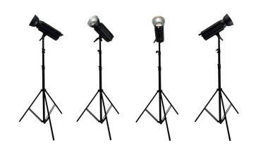 Beyaz arka planda izole edilmiş üç ayaklı profesyonel ışıklandırma ekipmanları.