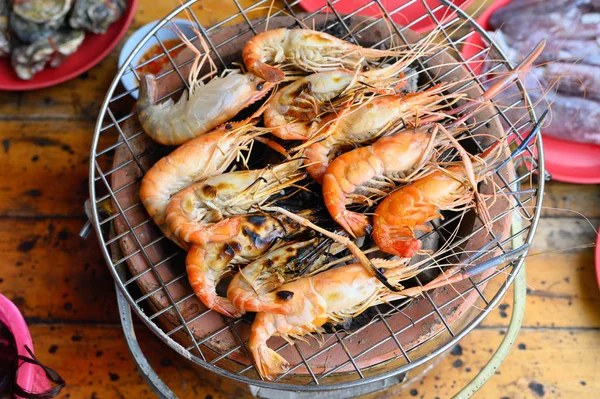 Crevettes grillées sur poêle chaud — Photo