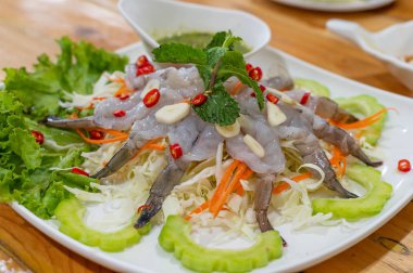 çiğ karides ve baharatlı sos