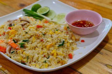 Tayland kızarmış pirinç.