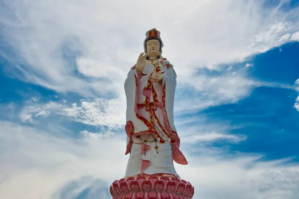 Estátua de escultura de Guanyin: Na cultura religiosa chinesa, acredite — Fotografia de Stock