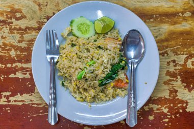 Yumurta ve karidesli Asya pilavı.