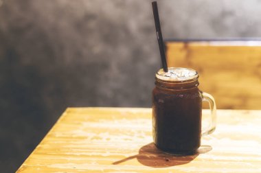 Geç saatte masada bir bardak buzlu kahve.