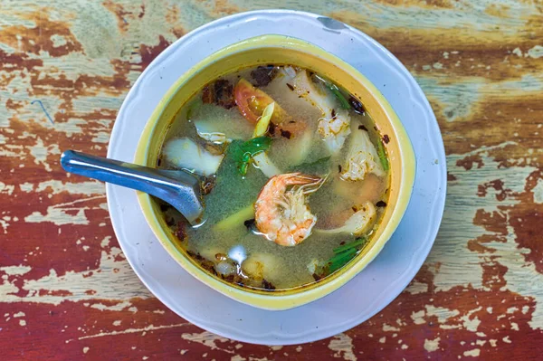 Soupe Tom Yum aux crevettes et lait de coco — Photo