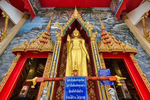 El inmenso Buda Dorado de Wat Bang Phli Yai Klang. Muy tranquilo. — Foto de Stock