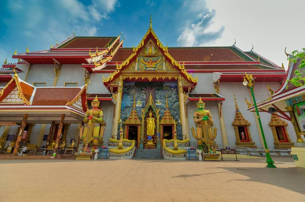 Zlatý obrovský spící buddha socha Wat Bang Phli Yai Klan — Stock fotografie